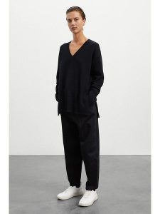 Ecoalf Sweter "Bergamota" w kolorze czarnym rozmiar: M. Czarne swetry oversize Ecoalf, m, bez wzorów, z wełny, bez ramiączek. Za 158,10 zł.