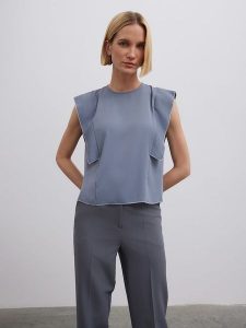 BGN Bluzka w kolorze szaroniebieskim rozmiar: 38. Szare bluzki BGN, bez wzorów, bez kołnierzyka, bez ramiączek. Za 61,46 zł.