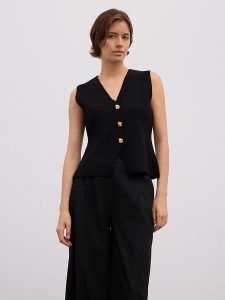 BGN Kamizelka w kolorze czarnym rozmiar: 40. Czarne kamizelki BGN, bez wzorów, prążkowane, bez kołnierzyka, bez ramiączek, bez kaptura. Za 91,77 zł.