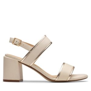 Sandały Clarks. Brązowe sandały Clarks, bez wzorów, bez obcasa, na słupku, bez zapięcia. Za 339,99 zł.