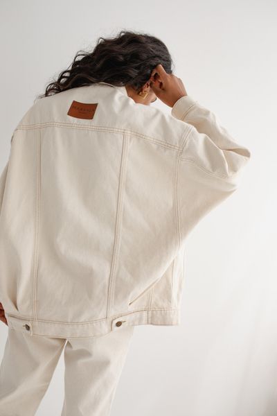 Kurtka jeansowa oversize w kolorze beżowym - BOWIE BEIGE DENIM JACKET-UNI. Brązowe kurtki Marsala, bez wzorów, z denimu, bez kaptura. Za 499,90 zł.