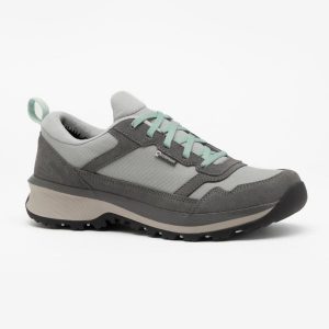 Buty turystyczne damskie Quechua NH500 niskie skóra wodoodporne. Niebieskie buty trekkingowe QUECHUA, ze skóry, bez zapięcia. Za 249,99 zł.