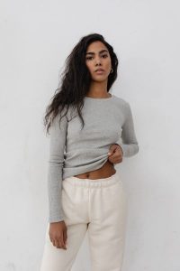 Dopasowany top z długim rękawem w kolorze LIGHT GREY MELANGE- MOODY -M. Szare topy Marsala, m, bez wzorów, z bawełny, bez kołnierzyka, bez ramiączek. Za 129,90 zł.