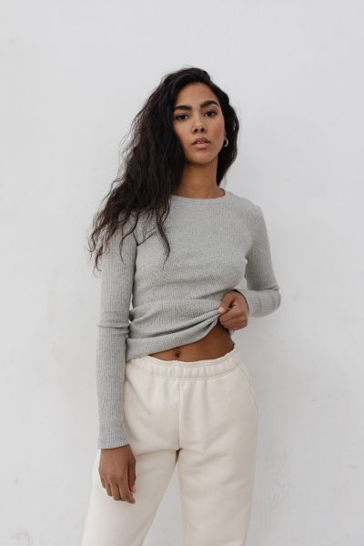 Dopasowany top z długim rękawem w kolorze LIGHT GREY MELANGE- MOODY -M. Szare topy Marsala, m, bez wzorów, z bawełny, bez kołnierzyka, bez ramiączek. Za 129,90 zł.