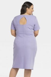 Sukienka ołówkowa elegancka z ozdobnym wycięciem na plecach POCA lila. Sukienki KARKO, do pracy, plus size, bez wzorów, z elastanu, biznesowe, bez kołnierzyka, plus size, bez ramiączek, midi, kopertowe. Za 159,50 zł.