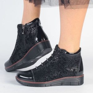 Czarne skórzane botki damskie na koturnie zimowe Filippo Dbt3179/25. Czarne botki Filippo, na jesień, bez wzorów, z polaru, z okrągłym noskiem, bez obcasa, na koturnie, bez zapięcia. Za 289,00 zł.