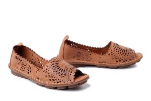 KOCH VT 59 tan, sandały damskie. Brązowe sandały KOCH, w ażurowe wzory, ze skóry, bez obcasa, bez zapięcia. Za 224,90 zł.