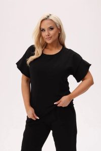 Czarna basicowa bluzka Fala z falującym rękawem PLUS SIZE XXL OVERISZE JESIEŃ. Czarne bluzki Moda Size Plus Iwanek, l, bez wzorów, z bawełny, biznesowe, bez kołnierzyka, plus size, bez ramiączek. Za 149,90 zł.