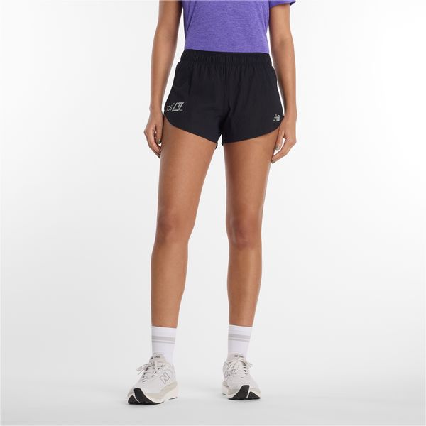 Spodenki damskie New Balance WB61S4MRBK – czarne. Czarne szorty New Balance, bez wzorów, z materiału, sportowe. Za 359,99 zł.