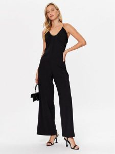 Sisley Sukienka codzienna 41AYLT00D Czarny Regular Fit. Czarne sukienki Sisley, na co dzień, bez wzorów, z syntetyku, bez kołnierzyka, bez ramiączek, proste. Za 649,99 zł.