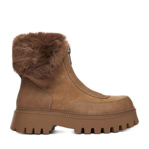 Botki DeeZee. Brązowe botki DeeZee, bez wzorów, bez obcasa, na płaskiej podeszwie, bez zapięcia. Za 219,99 zł.