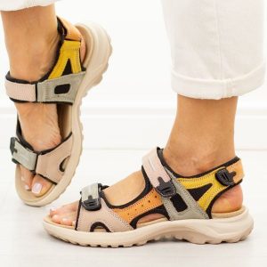 Czarno pom. skórzane sandały damskie Unisoft 18-56. Czarne sandały Unisoft, bez wzorów, z materiału, bez obcasa, na płaskiej podeszwie, bez zapięcia. Za 219,00 zł.