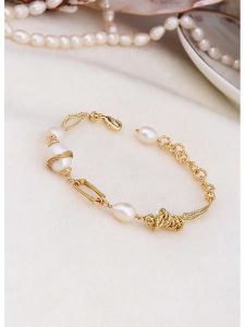 L'Atelier de Gaia Pozłacana bransoletka z perłami rozmiar: onesize. Białe bransoletki L'Atelier de Gaia, z perłą, pozłacane. Za 95,92 zł.