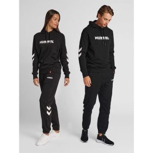 Jogging Hummel Legacy. Czarne szorty Hummel, bez wzorów, z materiału, sportowe. Za 144,50 zł.