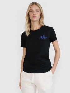 4F T-shirt regular z nadrukiem damski - czarny M. Czarne t-shirty 4f, m, z aplikacjami, z bawełny, bez kołnierzyka, bez ramiączek. W wyprzedaży za 39,99 zł.