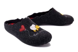 MANITU 320089-01 schwarz, kapcie damskie. Czarne kapcie Manitu, bez wzorów. Za 199,90 zł.