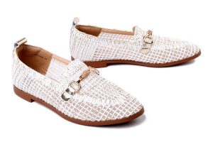 Artiker Relaks 58C0656 Biało-Złoty, półbuty damskie. Białe półbuty Artiker Relaks, na lato, bez wzorów, bez obcasa, bez zapięcia. Za 239,90 zł.