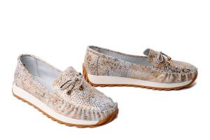 Artiker Relaks 58C0130 Złoty, półbuty damskie. Żółte półbuty Artiker Relaks, na lato, bez wzorów, ze skóry, bez obcasa, na płaskiej podeszwie, bez zapięcia. Za 239,90 zł.