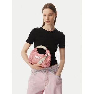 Torebka Tommy Jeans. Czerwone torebki klasyczne Tommy Jeans, bez wzorów, z jeansu, bez dodatków. Za 409,99 zł.