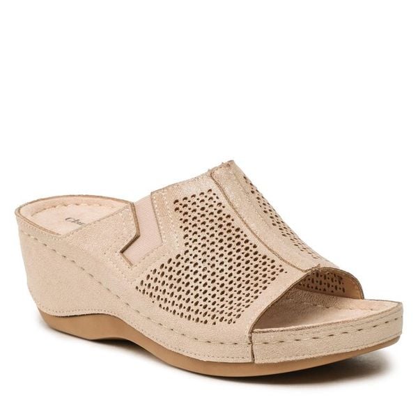 Klapki Clara Barson. Brązowe klapki Clara Barson, bez wzorów, bez obcasa. Za 99,99 zł.