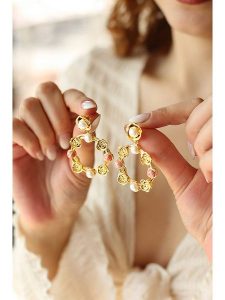 Pierres delicates Pozłacane kolczyki-wkrętki z waryscytami rozmiar: onesize. Czerwone kolczyki Pierres delicates, z perłą, pozłacane. Za 78,66 zł.