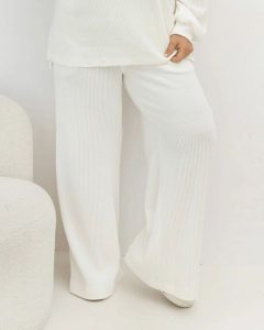 Oversizowe prążkowane spodnie Good Day Ahead na gumce z kieszeniami w kolorze ecru Plus Size Oversize. Białe spodnie dresowe Moda Size Plus Iwanek, l, bez wzorów, z dresówki. Za 199,90 zł.