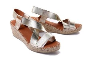 TONI PONS TURA-RC plati platinum, sandały/espadryle damskie. Żółte sandały TONI PONS, bez wzorów, bez obcasa, na koturnie, bez zapięcia. Za 185,94 zł.