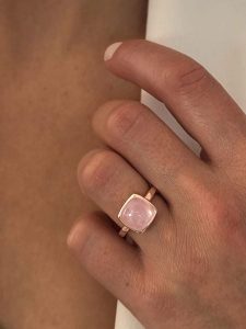 Les Petites Précieuses Pozłacany pierścionek z różowym kwarcem rozmiar: 52. Czerwone pierścionki Les Petites Précieuses, z kwarcem, pozłacane. Za 130,99 zł.