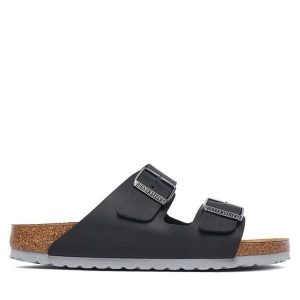 Klapki Birkenstock. Czarne klapki Birkenstock, bez wzorów, bez obcasa. Za 399,99 zł.