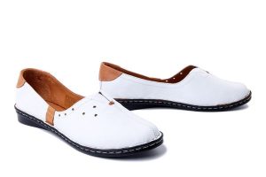 ARTIKER RELAKS 38C0356 white/brown, półbuty/mokasyny damskie. Białe półbuty Artiker Relaks, bez wzorów, z gumy, bez obcasa, bez zapięcia. Za 140,94 zł.