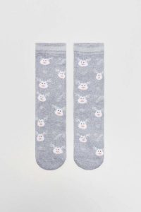 Skarpety świąteczne. Szare skarpetki MOODO, bez wzorów, z bawełny. W wyprzedaży za 9,99 zł.