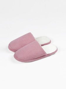 Admas Kapcie w kolorze jasnoróżowo-kremowym rozmiar: 40/41. Brązowe kapcie Admas, bez wzorów, z materiału. Za 35,45 zł.