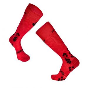 Długie podkolanówki uciskowe czerwone. Czerwone skarpetki TRY TO FLY, bez wzorów. W wyprzedaży za 86,39 zł.