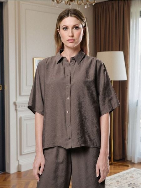 Koszula z krótkim rękawem i kołnierzykiem z modalem - brązowy. Brązowe koszule Sinsay, l, bez wzorów, bez kołnierzyka, bez ramiączek. Za 59,99 zł.