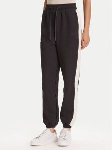 Guess Spodnie dresowe V5YB02 KB3P2 Czarny Regular Fit. Czarne spodnie dresowe Guess, s, z aplikacjami, z bawełny. Za 189,99 zł.