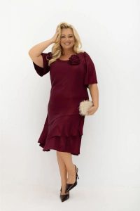Elegancka sukienka midi z falbanami i odpinaną różą Evelyn bordowa na wesele | Plus Size Oversize. Czerwone sukienki Moda Size Plus Iwanek, na co dzień, m, z aplikacjami, z elastanu, eleganckie, bez kołnierzyka, plus size, bez ramiączek, midi, dopasowane. Za 335,00 zł.