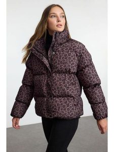 Trendyol Kurtka zimowa w kolorze brązowym rozmiar: S. Brązowe kurtki Trendyol, na zimę, s, bez wzorów, z puchu, bez kaptura. Za 162,87 zł.