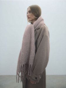 Szalik z dodatkiem wełny - brązowy. Brązowe szaliki Reserved, bez wzorów, z wełny. W wyprzedaży za 49,99 zł.