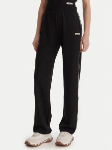 Guess Spodnie dresowe V6GB16 K4777 Czarny Regular Fit. Czarne spodnie dresowe Guess, s, z aplikacjami, z dresówki. Za 429,99 zł.