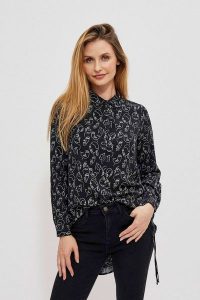 Koszula z printem czarna. Czarne koszule MOODO, bez wzorów, z wiskozy, bez kołnierzyka, bez ramiączek. W wyprzedaży za 35,99 zł.