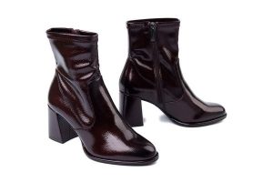 TAMARIS 1-25357-41 568 merlot patent, botki damskie. Czerwone botki Tamaris, bez wzorów, z polaru, bez obcasa, bez zapięcia. Za 320,31 zł.