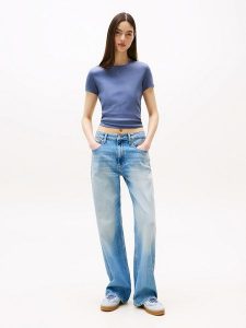 TOMMY JEANS Koszulka w kolorze niebieskim rozmiar: XS. Niebieskie bluzki Tommy Jeans, xs, bez wzorów, z jeansu, bez kołnierzyka, bez ramiączek. Za 96,60 zł.