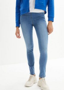 Wygodne tregginsy ze stretchem. Niebieskie jeansy bonprix, bez wzorów, z jeansu. Za 84,99 zł.