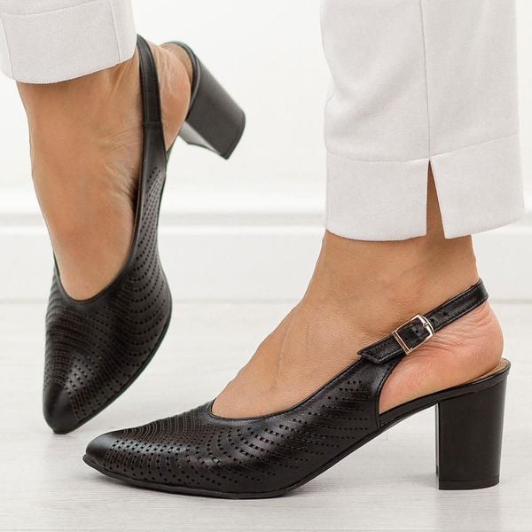 Cappucciono skórzane Polskie czółenka damskie Deoni D136. Czółenka Deoni, w ażurowe wzory, ze skóry, bez obcasa, na obcasie, bez zapięcia. Za 429,00 zł.