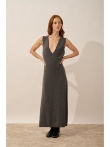 Just Cashmere Kaszmirowa sukienka "Tessa" w kolorze antracytowym rozmiar: M. Czarne sukienki Just Cashmere, na co dzień, m, bez wzorów, z kaszmiru, bez kołnierzyka, bez ramiączek, maxi, proste. Za 434,99 zł.