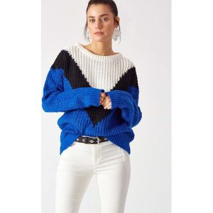Sweter w kolorze niebiesko-czarno-białym. Białe długie swetry marki Robin, z okrągłym kołnierzem. W wyprzedaży za 189,95 zł.