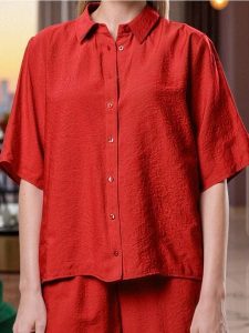 Koszula z krótkim rękawem i kołnierzykiem z modalem - czerwony. Czerwone koszule Sinsay, l, bez wzorów, bez kołnierzyka, bez ramiączek. W wyprzedaży za 32,99 zł.