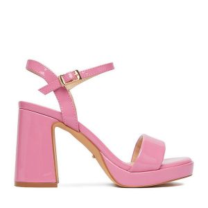 Sandały DeeZee. Czerwone sandały DeeZee, bez wzorów, bez obcasa, na słupku, bez zapięcia. Za 159,99 zł.