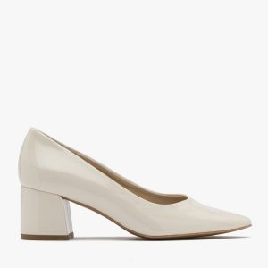 Kremowe czółenka na masywnym obcasie. Białe czółenka Ryłko, bez wzorów, z lakierowanej skóry, bez obcasa, na obcasie, bez zapięcia. W wyprzedaży za 199,99 zł.