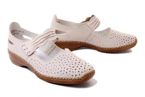 RIEKER 41399-60 beige, półbuty damskie. Brązowe półbuty Rieker, na lato, w ażurowe wzory, bez obcasa, na obcasie, bez zapięcia. Za 319,90 zł.